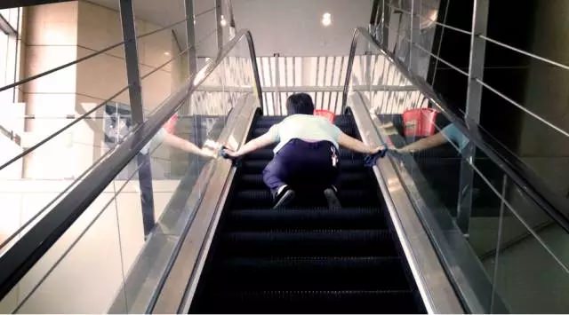 “上海扶梯夹人事故引关注”—自动扶梯正确的清洗步骤及质量标准