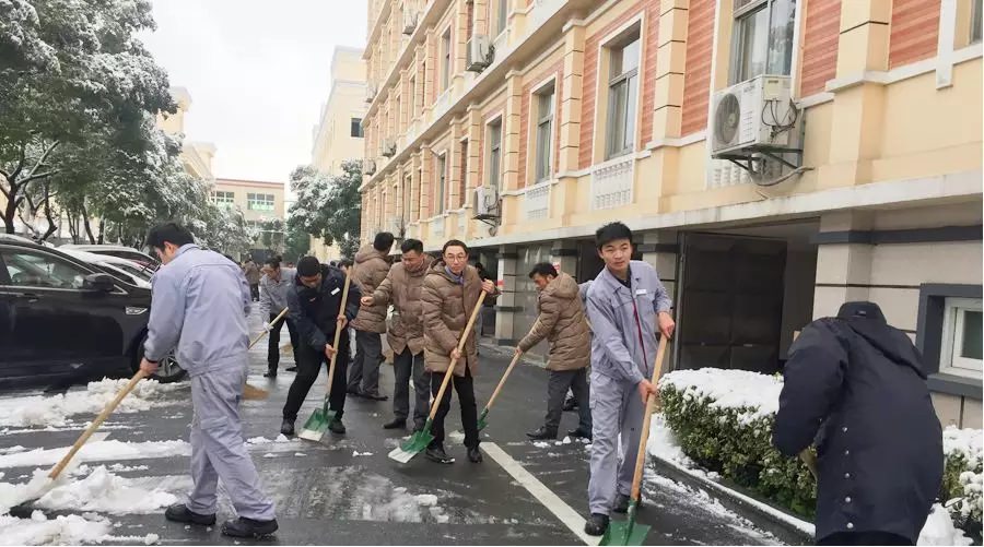 “瑞雪兆丰年”— 西尼机电组织员工扫雪除冰确保生产安全